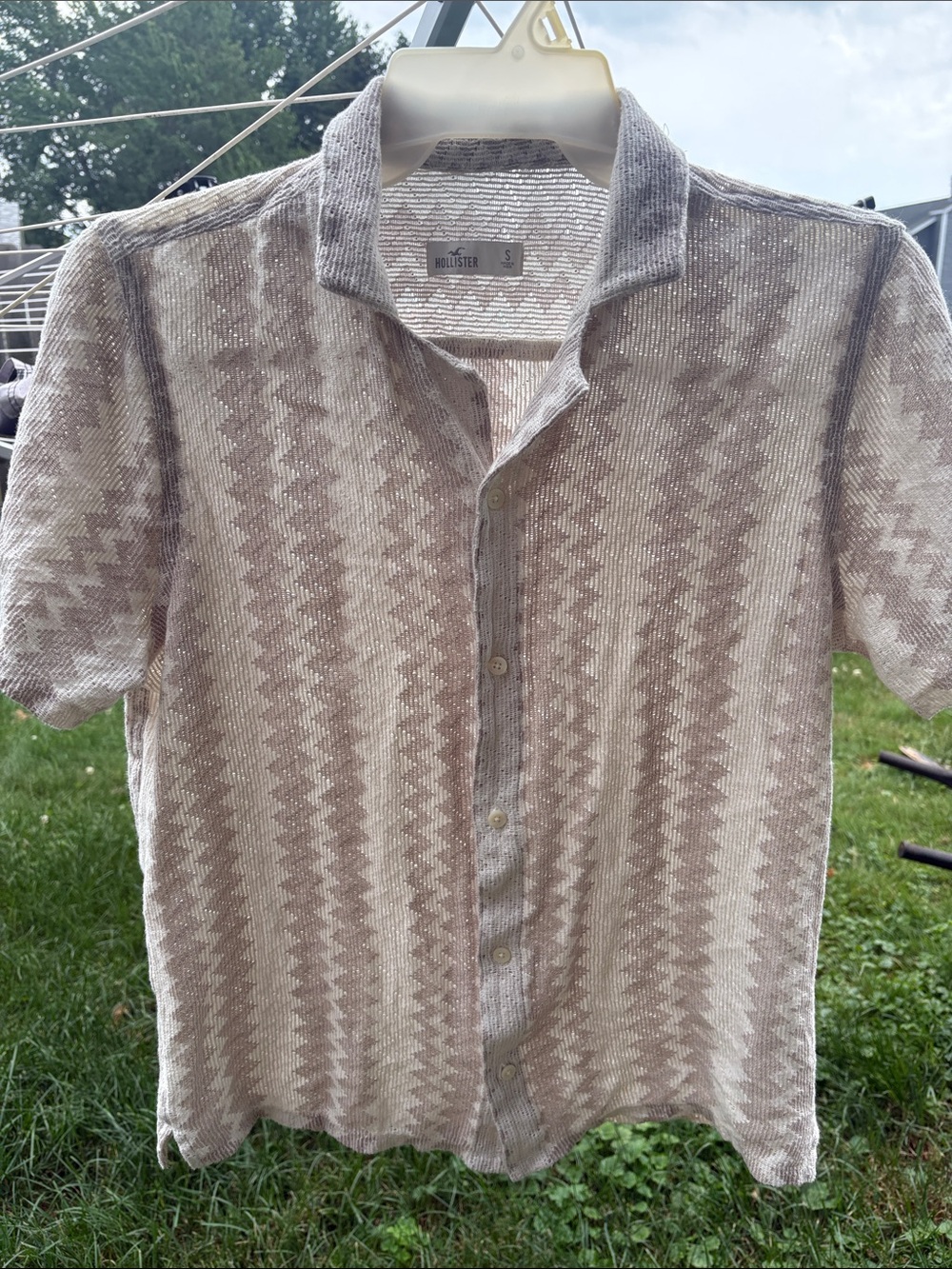 Hollister Beige and Cream Zigzag Short Sleeve Button-Down Shirt
